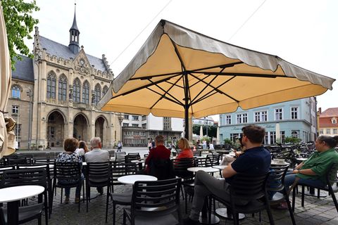 Die Gastronomie in Thüringen läuft vor allem in den Städten (Archivbild) Foto: Martin Schutt/dpa