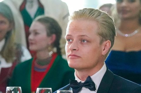 Marius Borg Høiby trägt einen Anzug und blickt an der Kamera vorbei