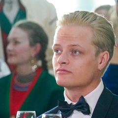 Marius Borg Høiby trägt einen Anzug und blickt an der Kamera vorbei