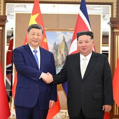 Der nordkoreanische Machthaber Kim Jong Un empfängt den chinesischen Präsidenten Xi Jinping. Foto: Yan Yan/XinHua/dpa