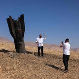 Jericho, Westjordanland. Außerhalb der schon seit biblischen Zeiten bekannten Stadt hat sich ein Teil einer Rakete tief in den Boden gerammt. Für einen orthodoxen Juden offenbar ein willkommener Anlass für ein Erinnerungsfoto.