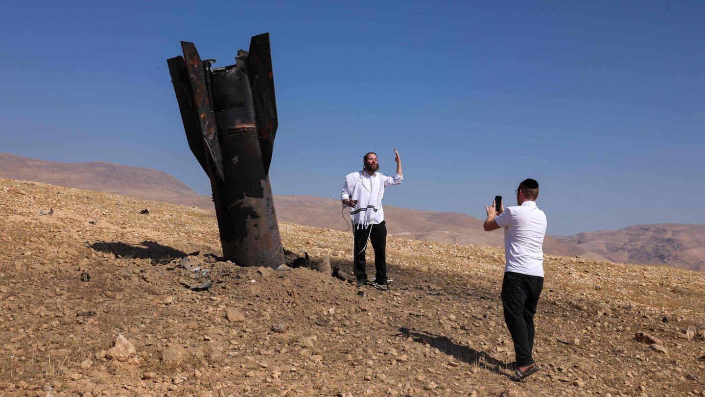 Jericho, Westjordanland. Außerhalb der schon seit biblischen Zeiten bekannten Stadt hat sich ein Teil einer Rakete tief in den Boden gerammt. Für einen orthodoxen Juden offenbar ein willkommener Anlass für ein Erinnerungsfoto.