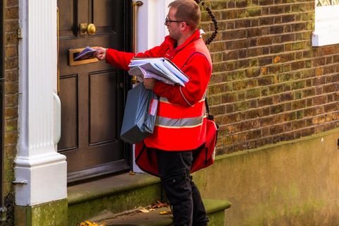 Royal Mail: Ein Zusteller der britischen Post in England