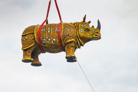 Im Rahmen einer Übung hat die Berufsfeuerwehr die Skulptur mit Höhenrettern und einer Drehleiter zurück an den angestammten Plat