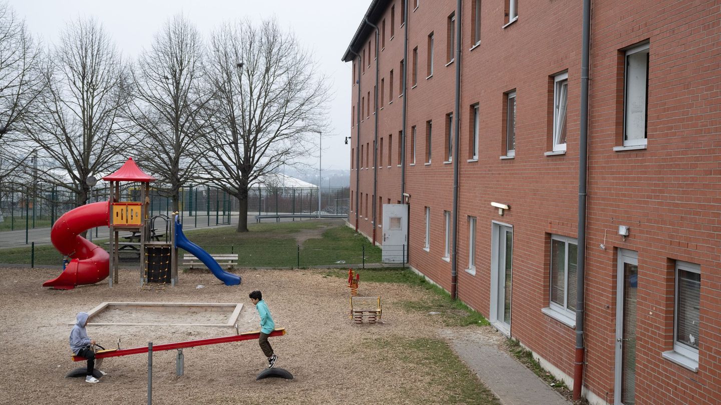 Der Standort Gießen der hessischen Erstaufnahmeeinrichtung für Flüchtlinge bleibt bestehen. (Archivbild) Foto: Boris Roessler/dp