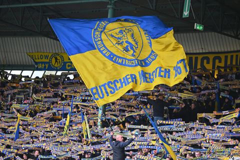 Fans von Eintracht Braunschweig. (Archivbild) Foto: Swen Pförtner/dpa