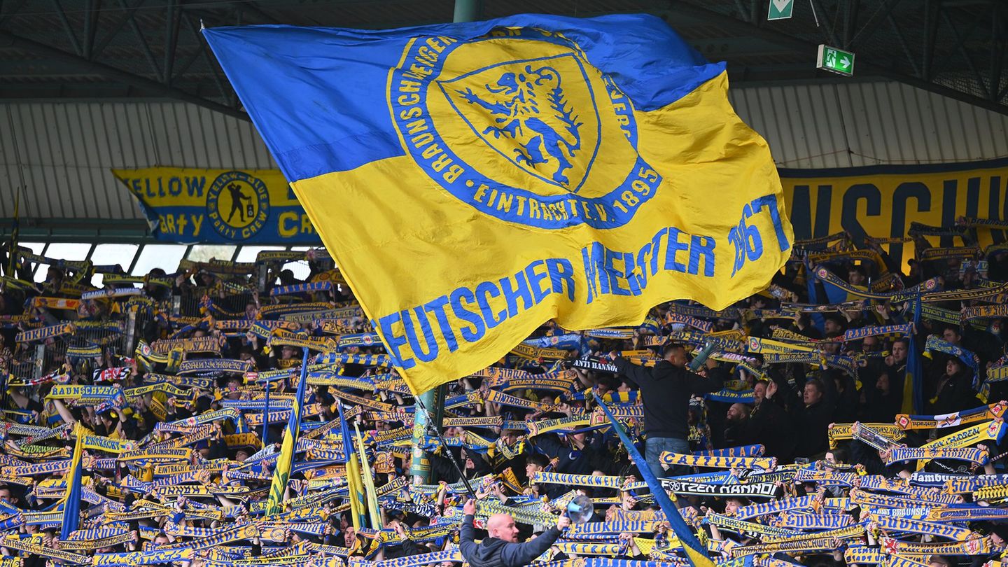 Fans von Eintracht Braunschweig. (Archivbild) Foto: Swen Pförtner/dpa