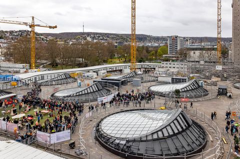 Menschen drängen sich beim Tag der offenen Tür am Bahnhof Stuttgart 21