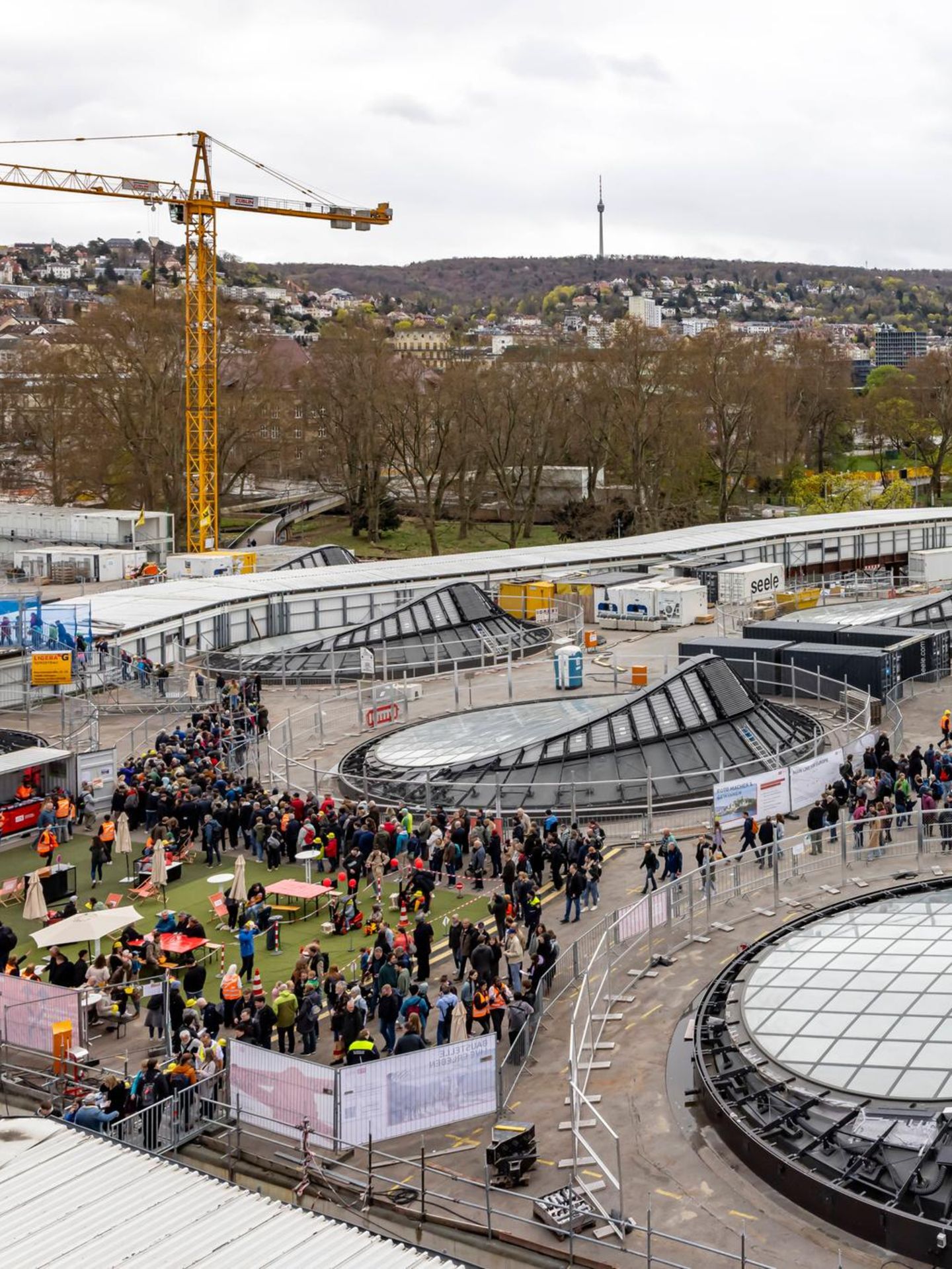 Menschen drängen sich beim Tag der offenen Tür am Bahnhof Stuttgart 21