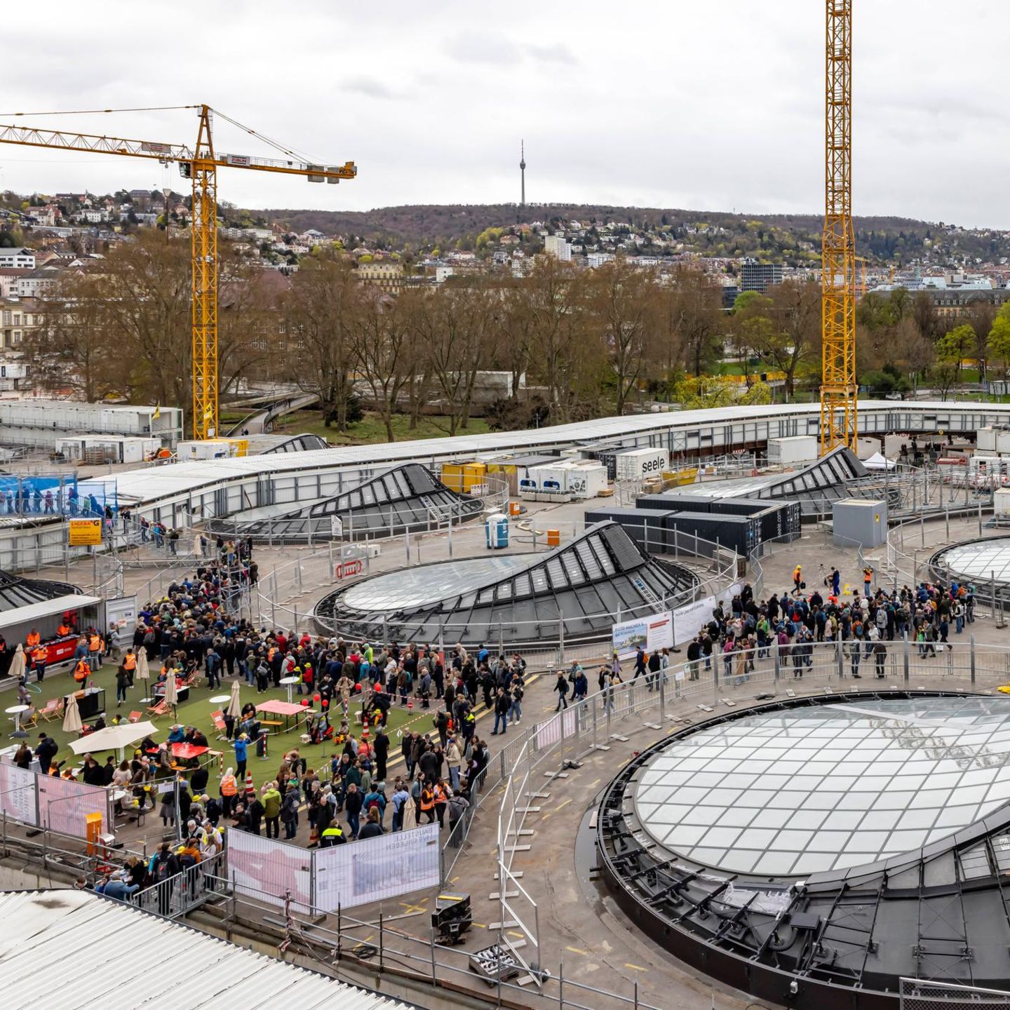 Menschen drängen sich beim Tag der offenen Tür am Bahnhof Stuttgart 21