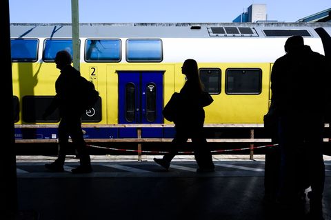 Gegen den Mann läuft ein Ermittlungsverfahren wegen des gefährlichen Eingriffs in den Bahnverkehr. (Symbolbild) Foto: Julian Str