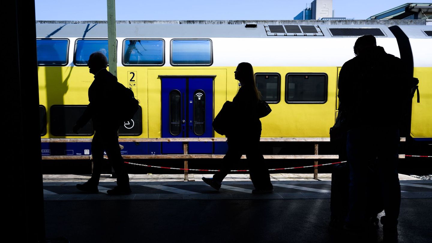 Gegen den Mann läuft ein Ermittlungsverfahren wegen des gefährlichen Eingriffs in den Bahnverkehr. (Symbolbild) Foto: Julian Str