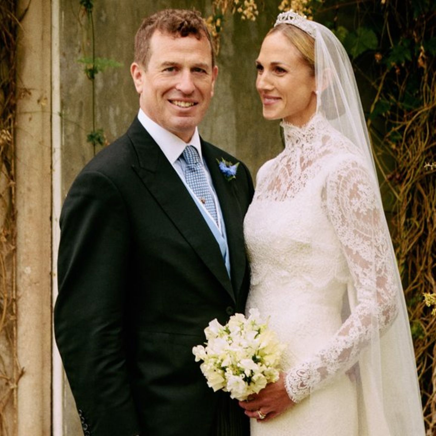 Peter Phillips und Harriet Sperling verliebt vor der Kirche.