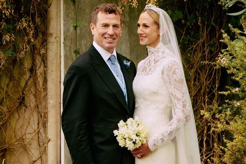 Peter Phillips und Harriet Sperling in Hochzeitskleidung vor der Kirche