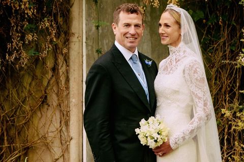 Peter Phillips und Harriet Sperling verliebt vor der Kirche.