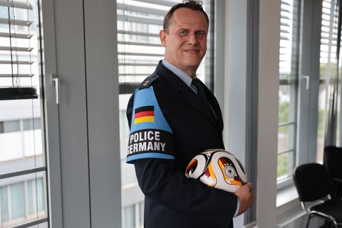 Polizeioberrat Mika Stalleicken blickt in die Kamera. Er soll im Fußball-WM-Lagezentrum in den USA als Verbindungsbeamter der de