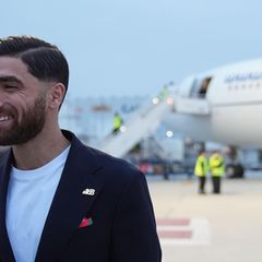 Irans Nationalspieler Alireza Jahanbakhsh trägt bei seiner Ankunft an seinem Jacket einen Ansteckpin mit der Zahl 168 – der Zahl der Toten nach dem US-Angriff auf die Grundschule im südiranischen Minab   