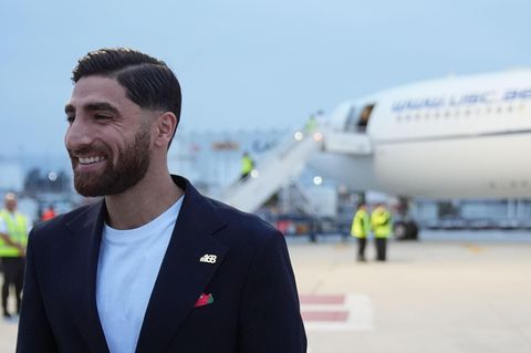 Irans Nationalspieler Alireza Jahanbakhsh trägt bei seiner Ankunft an seinem Jacket einen Ansteckpin mit der Zahl 168 – der Zahl der Toten nach dem US-Angriff auf die Grundschule im südiranischen Minab   
