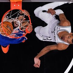 Duell zwischen den NBA-Größen Karl-Anthony Towns (New York Knicks) und Victor Wembanyama (r, San Antonio Spurs)