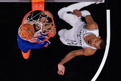 Duell zwischen den NBA-Größen Karl-Anthony Towns (New York Knicks) und Victor Wembanyama (r, San Antonio Spurs)