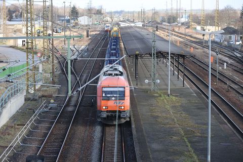 In Zukunft soll es zwischen Sachsen über Thüringen nach Westdeutschland bessere Zugverbindungen geben - die Frage ist nur, wann.