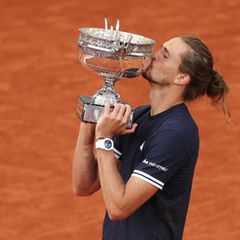 Alexander Zverev küsst auf dem Tennisplatz seinen Pokal