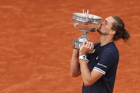 Alexander Zverev küsst auf dem Tennisplatz seinen Pokal