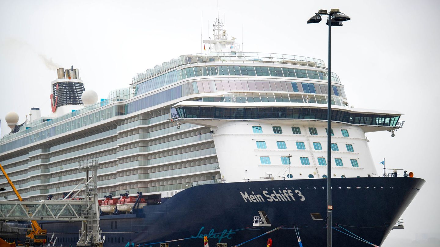 Die „Mein Schiff 3“ hat Helgoland angesteuert. (Archivbild) Foto: Sina Schuldt/dpa