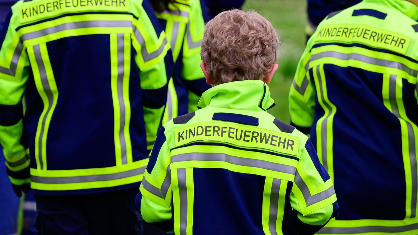 Mehr als 1.200 Kinderfeuerwehren gibt es in Niedersachsen. (Symbolbild) Foto: A4258 Philipp Schulze/dpa