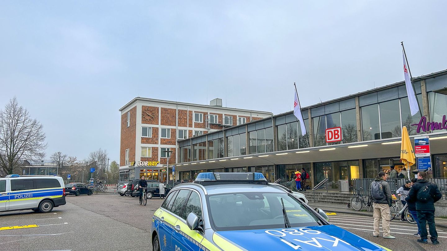 Bahnhof Bruchsal: Eisenbahner wird von Güterzug erfasst und 