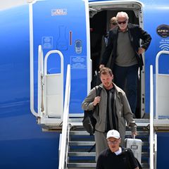 Julian Nagelsmann und Rudi Völler verlassen das Flugzeug in Winston-Salem. Foto: Federico Gambarini/dpa