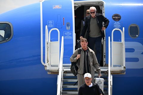 Julian Nagelsmann und Rudi Völler verlassen das Flugzeug in Winston-Salem. Foto: Federico Gambarini/dpa