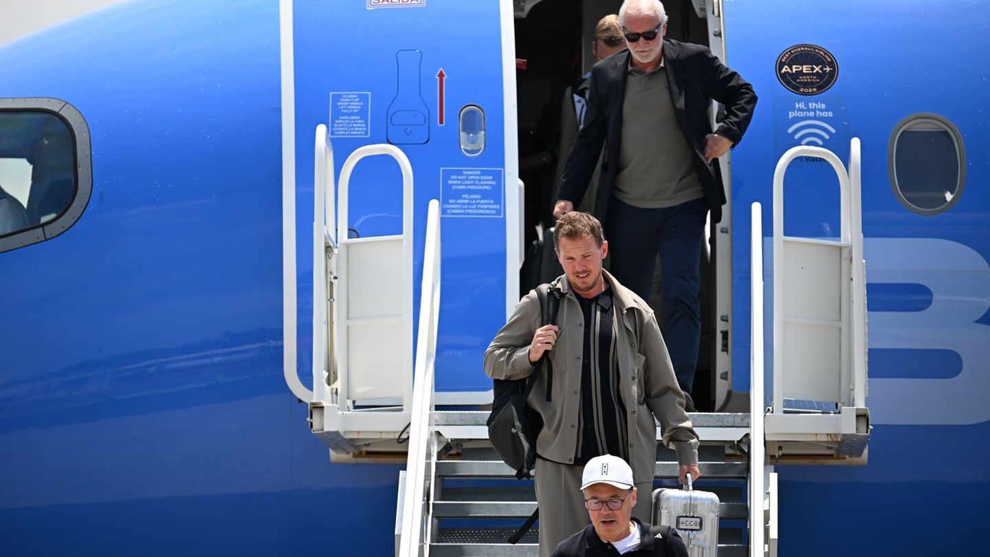 Julian Nagelsmann und Rudi Völler verlassen das Flugzeug in Winston-Salem. Foto: Federico Gambarini/dpa