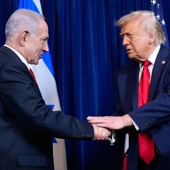 Israels Regierungschef Benjamin Netanjahu und US-Präsident Donald Trump schütteln einander die Hand