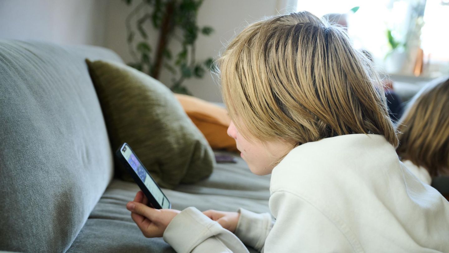 Erziehung: Ein Kind mit einem Handy