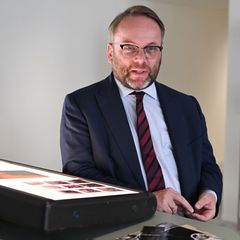 Hessens Kulturminister Timon Gremmels (SPD) will im Wiesbadener Landtag eine Grundsatzrede halten. (Archivbild) Foto: Arne Deder