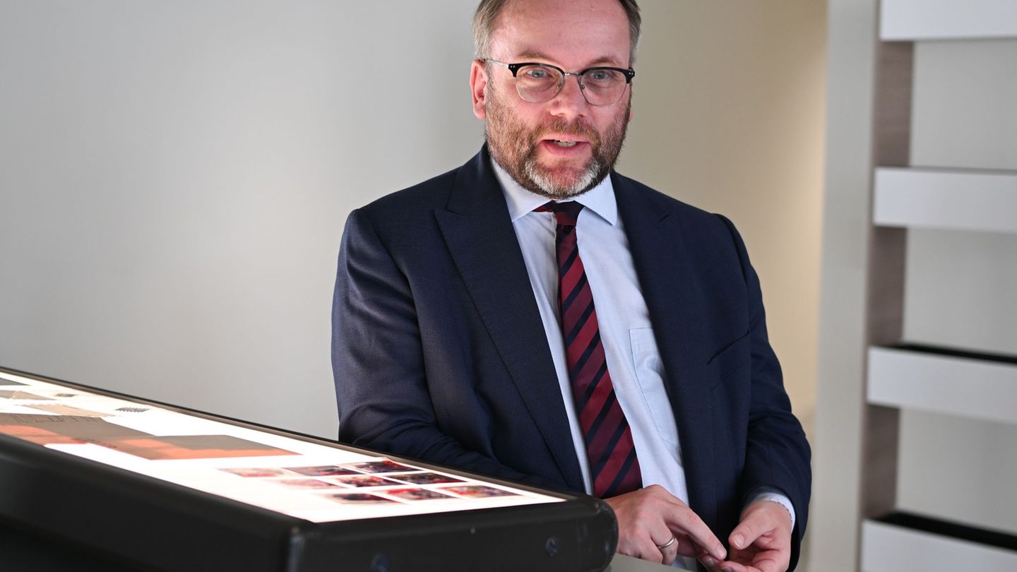 Hessens Kulturminister Timon Gremmels (SPD) will im Wiesbadener Landtag eine Grundsatzrede halten. (Archivbild) Foto: Arne Deder