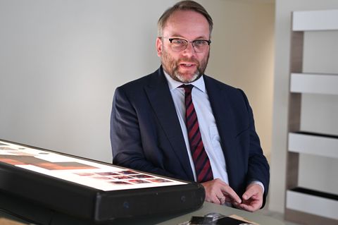 Hessens Kulturminister Timon Gremmels (SPD) will im Wiesbadener Landtag eine Grundsatzrede halten. (Archivbild) Foto: Arne Deder