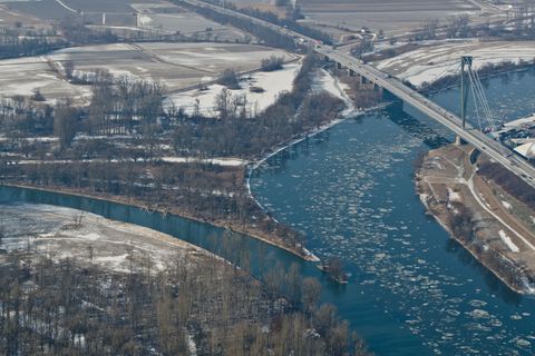 Auf diesem Bild aus dem Jahr 2012 ist die jetzt zur Sperrung anstehende Brücke zu sehen. (Archivbild) Foto: picture alliance / d