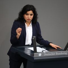 Grünen-Fraktionsvize Misbah Khan wirft Forschungsministerin Dorothee Bär eine Absage der geplanten Bafög-Erhöhungen vor. (Archiv