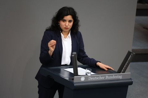 Grünen-Fraktionsvize Misbah Khan wirft Forschungsministerin Dorothee Bär eine Absage der geplanten Bafög-Erhöhungen vor. (Archiv