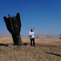 Menschen neben dem Wrack einer iranischen Rakete, die im Westjordanland eingeschlagen ist. Foto: Mahmoud Illean/AP/dpa