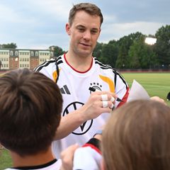 Manuel Neuer gibt Autogramme