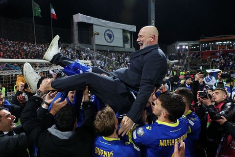 Bosniens Trainer Sergej Barbarez wird nach der WM-Qualifikation von Spielern und Fans gefeiert. (Archivbild) Foto: Armin Durgut/