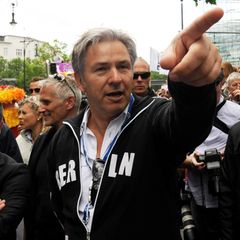 Das Coming-out von Klaus Wowereit auf großer Bühne vor 25 Jahren änderte viel in der Wahrnehmung von Homosexuellen. Anfeindungen