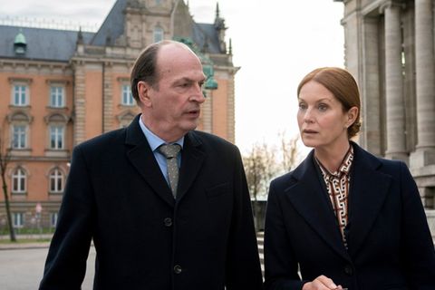 „Die Kanzlei: Nackte Tatsachen“: Barbara Geldermann (Esther Schweins, r.) und Anwalt Markus Gellert (Herbert Knaup, l.) bespre