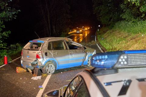 Die 52 Jahre alte Frau soll bei dem Unfall aus dem Auto geschleudert worden sein. Foto: Sascha Ditscher/dpa