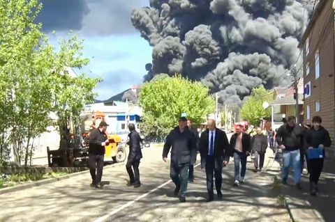 Russland: Rauch steigt Ende April nach einem Drohnenangriff auf die Ölraffinerie und das Ölterminal in Tuapse auf