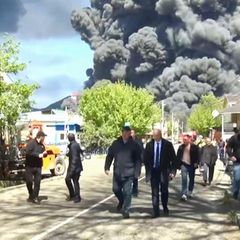Russland: Rauch steigt Ende April nach einem Drohnenangriff auf die Ölraffinerie und das Ölterminal in Tuapse auf