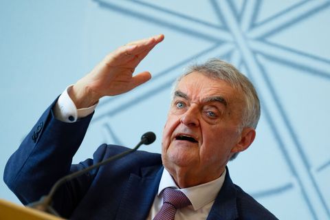 Herbert Reul möchte die Kontrollen an Deutschlands Grenzen gern beibehalten. (Archivbild) Foto: Henning Kaiser/dpa